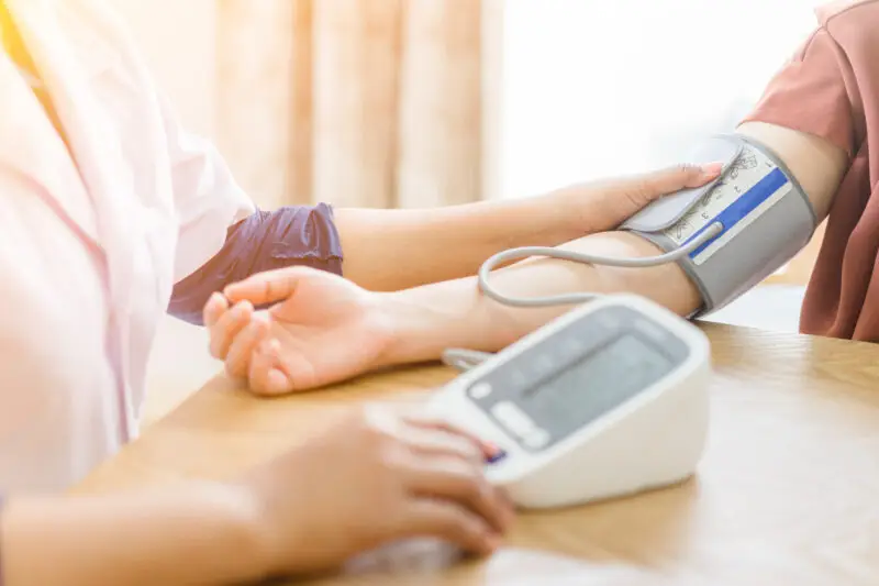 Doctor,And,Patient,Measuring,Blood,Pressure.doctor,Checking,Woman,Patient,Arterial Hausarztmedizin