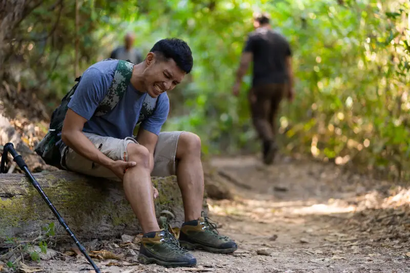 Climber with knee injury Accidents during the trekking in the trekking. Joint and ligament pain problems during nature adventures Hausarztmedizin